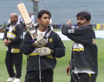 Javed Miandad (R) discusses technique with his nephew Faisal Iqbal 