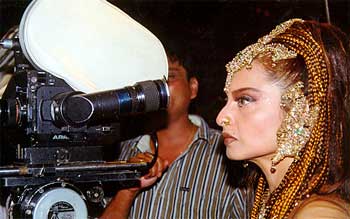 Rekha, on the sets of Mujhe Meri Biwi Se Bachao