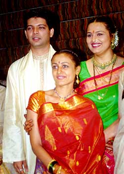 Namrata Shirodkar (centre)